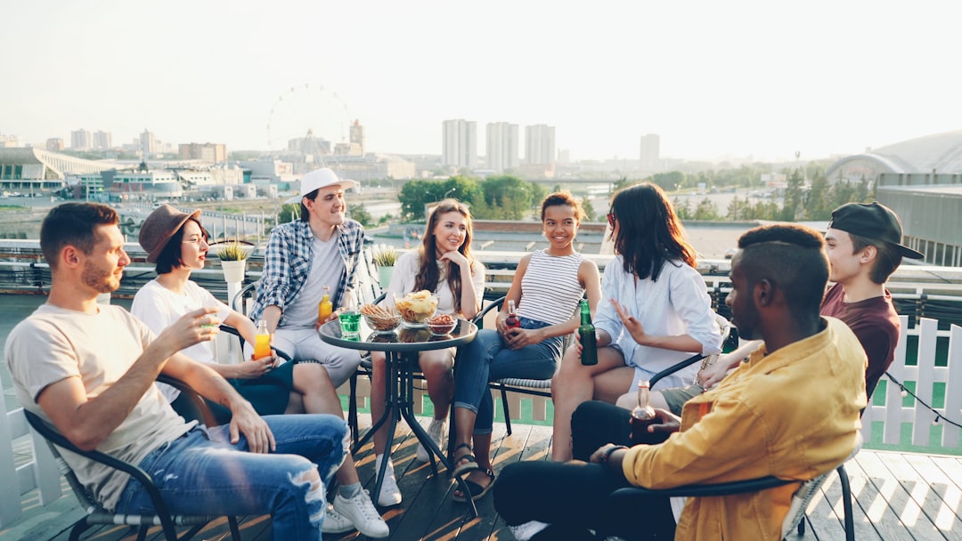 Chat +30: conversaciones con los pies en la tierra